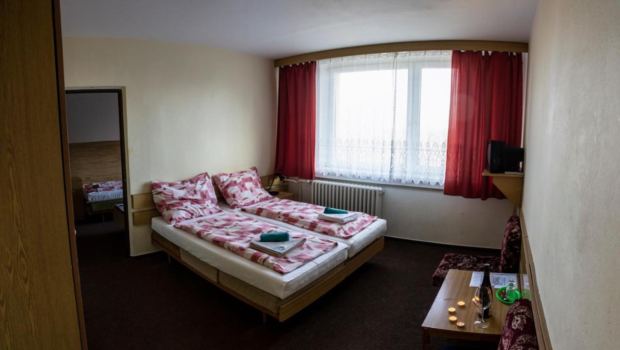 Horsky Hotel Jelenovska S Bazenem V Cene Valašské Klobouky 外观 照片